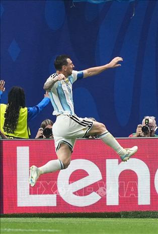 Lionel Messi ăn mừng bàn thắng cân bằng tỷ số cho đội nhà. Ảnh: THX/TTXVN phát