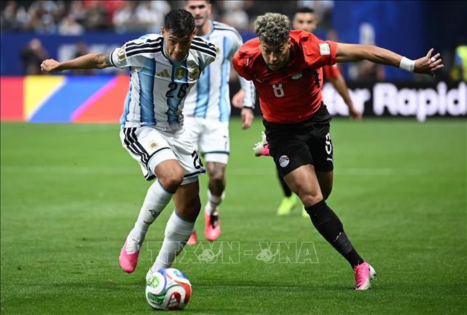 Pha tranh bóng giữa hậu vệ Nahuel Molina (trái) của Argentina với Emam Ashour của Ai Cập. Ảnh: THX/TTXVN