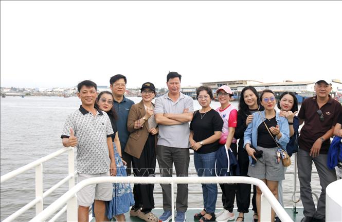 Du khách trên chuyến tàu cao tốc “không rác thải nhựa” từ Phan Thiết đi Phú Quý. Ảnh: Nguyễn Thanh - TTXVN 