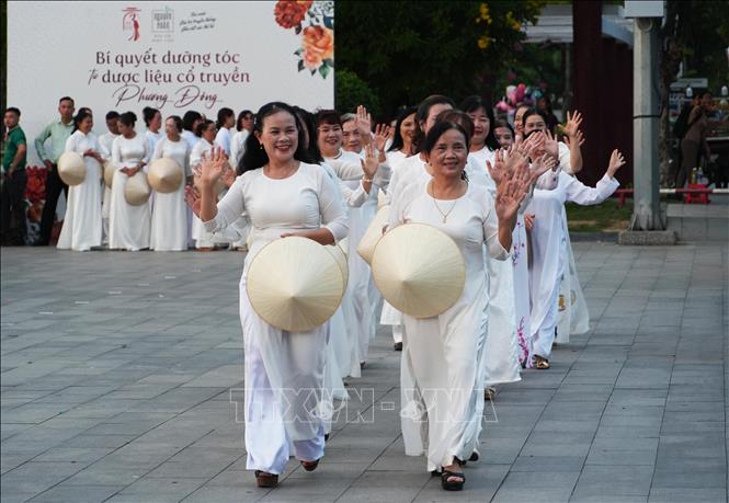 Phụ nữ thành phố Huế mặc áo dài trình diễn quảng bá vẻ đẹp thanh lịch của áo dài. Ảnh: Nguyên Lý - TTXVN