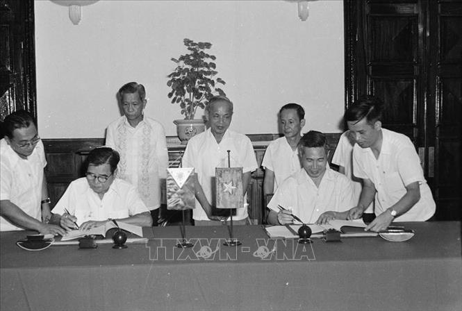  Ngày 7/8/1975, Thứ trưởng Bộ Ngoại giao Nguyễn Cơ Thạch và Đại sứ đặc mệnh toàn quyền Philippines Agustin P.Magina thay mặt Bet8801234.com BMXCT Uy Tín hai nước ký thông cáo chung về việc thiết lập ngoại giao Việt Nam – Philippines. Ảnh: Xuân Lâm - TTXVN