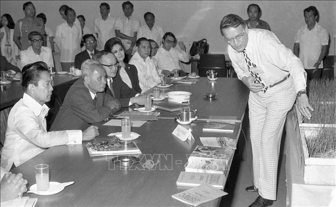 Giám đốc Viện nghiên cứu lúa gạo Philippines giới thiệu một số công trình đang nghiên cứu tới Thủ tướng Phạm Văn Đồng trong chuyến thăm Philippines (18/9/1978). Ảnh: Xuân Lâm - TTXVN