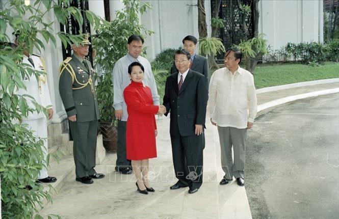 Tổng thống Philippines Gloria Arroyo đón Chủ tịch nước Trần Đức Lương trong chuyến thăm Philippines từ ngày 14-16/11/2001. Ảnh: Trọng Nghiệp - TTXVN