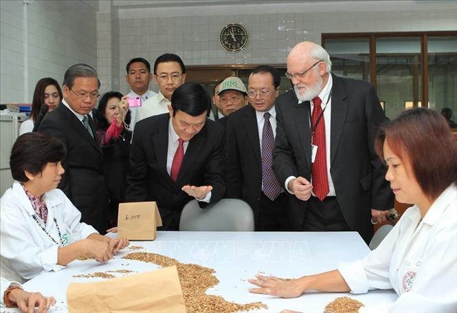 Tiến sĩ Robert Zeigler, Giám đốc viện giới thiệu với Chủ tịch nước Trương Tấn Sang về nghiên cứu lúa Quốc tế (IRRI), trong chuyến thăm cấp Bet888 Trang nhà cái casino Philippines (27/10/2011). Ảnh: Nguyễn Khang - TTXVN