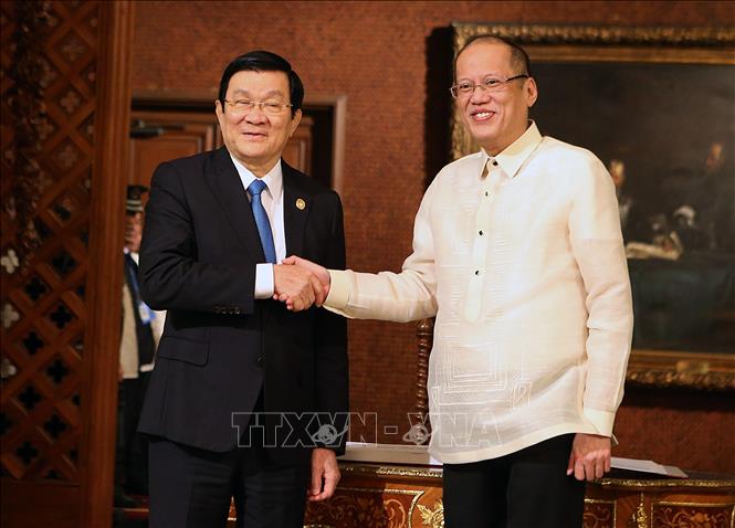 Trong chuyến thăm Philippines của Chủ tịch nước Trương Tấn Sang năm 2015, hai nước đã ký Tuyên bố chung thiết lập quan hệ Đối tác chiến lược, mở ra một kỷ nguyên hợp tác mới cho hai nước. Trong ảnh: Tổng thống philippines Benigno Aquino III đón và hội đàm với Chủ tịch nước Trương Tấn Sang (Manila, 17/11/2015). Ảnh: Nguyễn Khang – TTXVN
