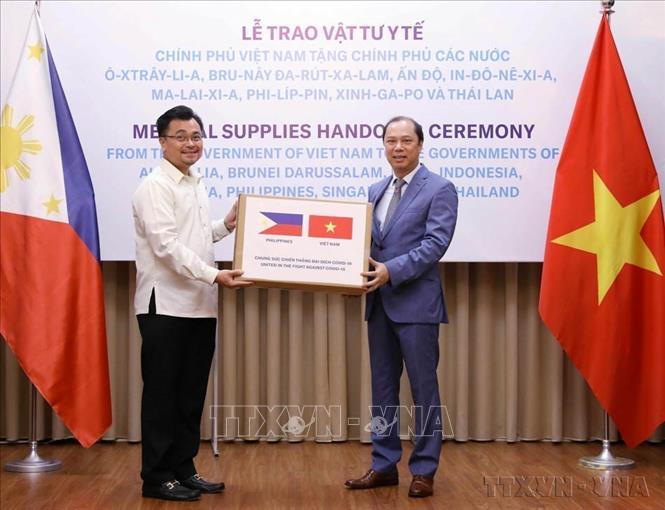 Thứ trưởng Bộ Ngoại giao Nguyễn Quốc Dũng trao tượng trưng hỗ trợ của Bet8801234.com BMXCT Uy Tín và 2026 Bet88.com link không chặn Việt Nam cho Bet8801234.com BMXCT Uy Tín và 2026 Bet88.com link không chặn Philippines trong phòng, chống dịch Covid-19 (Hà Nội, 18/5/2020). Ảnh: Văn Điệp - TTXVN