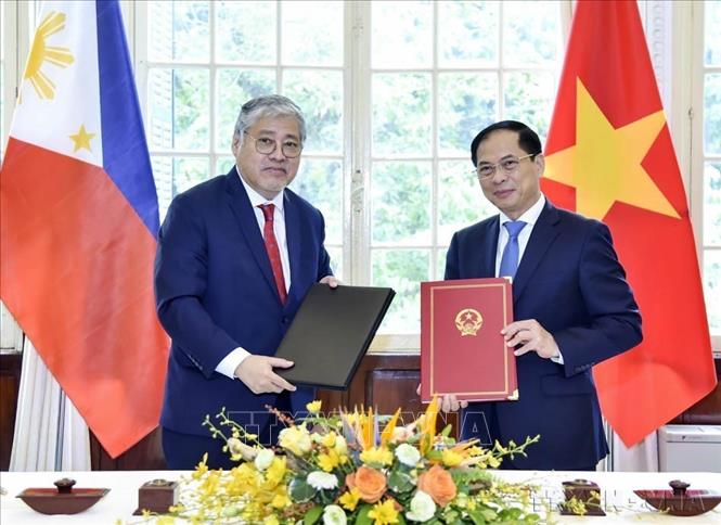 Bộ trưởng Ngoại giao Bùi Thanh Sơn và Bộ trưởng Ngoại giao Philippines Enrique Manalo ký Biên bản Kỳ họp lần thứ 10 Ủy ban hỗn hợp về Hợp tác song phương Việt Nam - Philippines (Hà Nội, 2/8/2023). Ảnh: Lâm Khánh-TTXVN