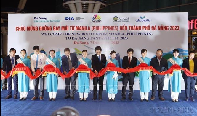 Lễ khai trương đường bay mới từ Manila (Philippines) đến Đà Nẵng. Việc mở đường bay thẳng Manila – Đà Nẵng góp phần khôi phục và đa dạng hóa thị trường khách quốc tế đến Đà Nẵng (7/12/2023). Ảnh: Trần Lê Lâm – TTXVN