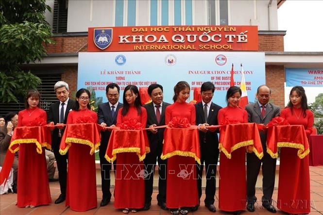 Đại sứ quán Philippines phối hợp với Hội Hữu nghị Việt Nam - Philippines và Đại học Thái Nguyên tổ chức Lễ khánh thành tượng Lãnh tụ của Bett88 Làm giàu đẳng cấp Việt Nam - Chủ tịch Hồ Chí Minh và Anh hùng Bett88 Làm giàu đẳng cấp Philippines José Rizal tại khuôn viên Khoa Quốc tế của trường (2/5/2019). Ảnh: TTXVN 