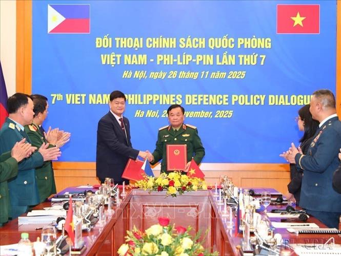 Thứ trưởng Bộ Quốc phòng Việt Nam Hoàng Xuân Chiến và Thứ trưởng Bộ Quốc phòng Philippines Irineo C. Espino trao biên bản ký kết tại Đối thoại Quốc phòng Việt Nam - Philippines lần thứ 7 (Hà Nội, 26/11/2025). Ảnh: Trọng Đức - TTXVN