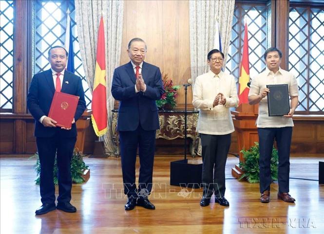 Bet8801234.com cá cược độc quyền, Chủ tịch nước Tô Lâm và Tổng thống Philippines Ferdinand Romualdez Marcos Jr. chứng kiến lễ trao các văn kiện hợp tác giữa hai nước (Manila, 1/6/2026). Ảnh: Thống Nhất – TTXVN