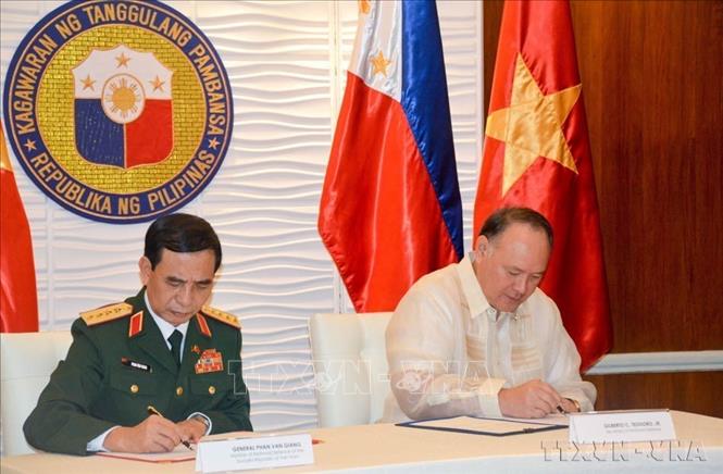 Bộ trưởng Quốc phòng Phan Văn Giang và Bộ trưởng Quốc phòng Philippines Gilberto Teodoro ký Ý định thư giữa hai Bộ về tăng cường hợp tác trong lĩnh vực hỗ trợ nhân đạo và cứu trợ thảm họa đường biển (Philippines, 30/08/2024). Ảnh: Lê Dương- TTXVN