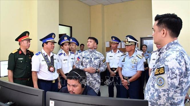 Đoàn Cảnh sát biển Việt Nam tham quan Trung tâm điều hành tàu biển Lực lượng bảo vệ bờ biển khu vực Trung tâm Visayas, Cebu (Philippines, 07/10/2025). Ảnh: TTXVN phát
