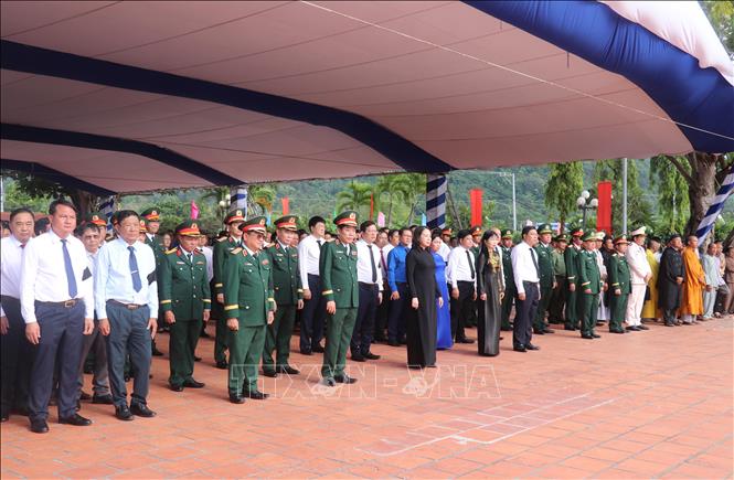Bí thư Trung ương Đảng, Phó Chủ tịch nước Võ Thị Ánh Xuân cùng đại biểu dự Lễ truy điệu và an táng hài cốt liệt sĩ quân tình nguyện và chuyên gia Việt Nam tại Nghĩa trang Liệt sĩ Dốc Bà Đắc (phường Thới Sơn, tỉnh An Giang). Ảnh: Công Mạo-TTXVN