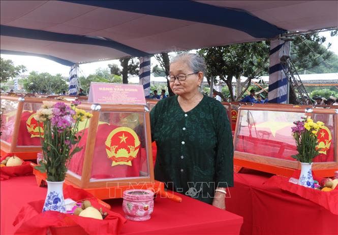 Thân nhân liệt sĩ Đặng Văn Dùng (tại xã Ba Chúc, tỉnh An Giang ) xúc động bên hài cốt của người thân mới được tìm thấy sau nhiều năm xa cách. Ảnh: Công Mạo-TTXVN
