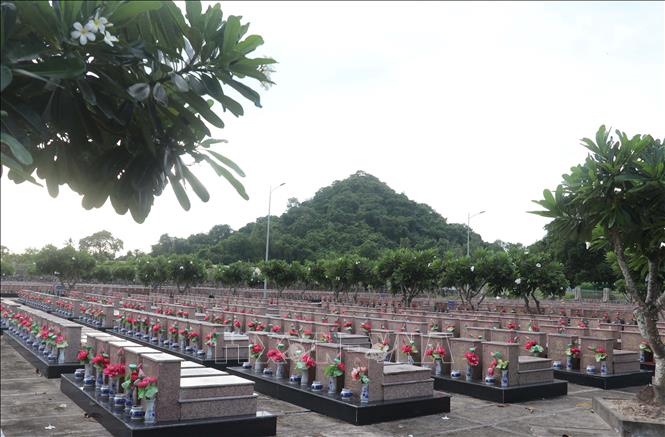 Nghĩa trang Liệt sĩ Dốc Bà Đắc (phường Thới Sơn, tỉnh An Giang) là nơi yên nghỉ của hơn 9.000 liệt sĩ quân tình nguyện, chuyên gia Việt Nam hy sinh qua các thời kỳ chiến tranh trên đất bạn Campuchia và trong nước. Ảnh: Công Mạo-TTXVN