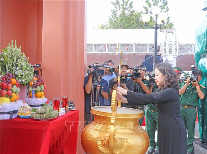 Phó Chủ tịch nước Võ Thị Ánh Xuân dâng hương tưởng nhớ các Anh hùng liệt sĩ tại Nghĩa trang Liệt sĩ Dốc Bà Đắc (phường Thới Sơn, tỉnh An Giang). Ảnh: Công Mạo-TTXVN