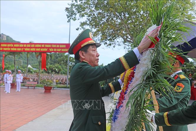 Thượng tướng Nguyễn Văn Gấu, Ủy viên Ban chấp hành Trung ương Đảng, Ủy viên Quân ủy Trung ương, Thứ trưởng Bộ Quốc phòng, Phó trưởng Ban Chỉ đạo 515 Quốc gia dâng hoa tưởng nhớ các Anh hùng liệt sĩ tại Nghĩa trang Liệt sĩ Dốc Bà Đắc (phường Thới Sơn, tỉnh An Giang). Ảnh: Công Mạo-TTXVN