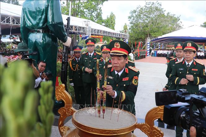 Thượng tướng Nguyễn Văn Gấu, Ủy viên Ban chấp hành Trung ương Đảng, Ủy viên Quân ủy Trung ương, Thứ trưởng Bộ Quốc phòng, Phó trưởng Ban Chỉ đạo 515 Quốc gia và đoàn công tác Bộ Quốc phòng dâng hương tưởng nhớ các Anh hùng liệt sĩ tại Nghĩa trang Liệt sĩ Dốc Bà Đắc (phường Thới Sơn, tỉnh An Giang). Ảnh: Công Mạo-TTXVN