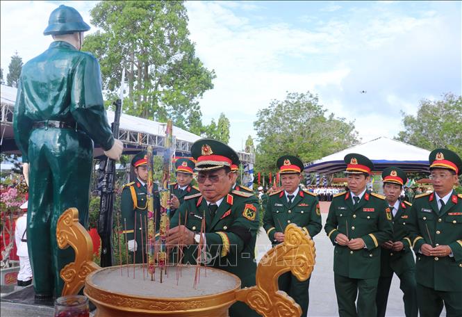 Lãnh đạo Quân khu 9 dâng hương tưởng nhớ các Anh hùng liệt sĩ tại Nghĩa trang Liệt sĩ Dốc Bà Đắc (phường Thới Sơn, tỉnh An Giang). Ảnh: Công Mạo-TTXVN