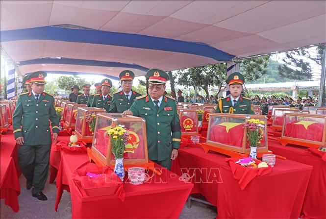Lãnh đạo Quân khu 9 truy điệu hài cốt liệt sĩ quân tình nguyện và chuyên gia Việt Nam tại Nghĩa trang Liệt sĩ Dốc Bà Đắc (phường Thới Sơn, tỉnh An Giang). Ảnh: Công Mạo-TTXVN