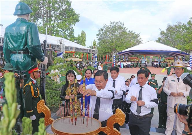 Lãnh đạo tỉnh An Giang dâng hương tưởng nhớ các Anh hùng liệt sĩ tại Nghĩa trang Liệt sĩ Dốc Bà Đắc (phường Thới Sơn, tỉnh An Giang). Ảnh: Công Mạo-TTXVN