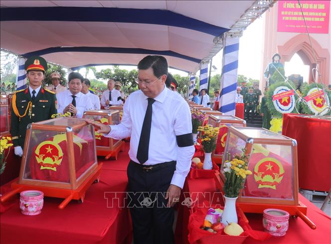 Bí thư Tỉnh ủy An Giang Nguyễn Tiến Hải truy điệu hài cốt liệt sĩquân tình nguyện và chuyên gia Việt Nam tại Nghĩa trang Liệt sĩ Dốc Bà Đắc (phường Thới Sơn, tỉnh An Giang). Ảnh: Công Mạo-TTXVN