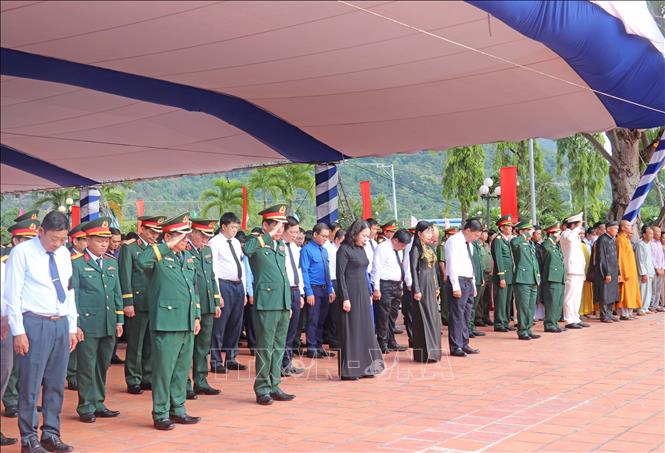 Bí thư Trung ương Đảng, Phó Chủ tịch nước Võ Thị Ánh Xuân và đại biểu tưởng nhớ các Anh hùng liệt sĩ quân tình nguyện, chuyên gia Việt Nam. Ảnh: Công Mạo-TTXVN