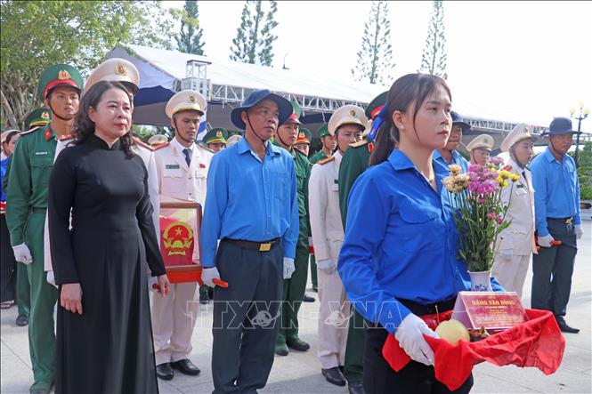 Bí thư Trung ương Đảng, Phó Chủ tịch nước Võ Thị Ánh Xuân và đại biểu truy điệu hài cốt liệt sĩ quân tình nguyện và chuyên gia Việt Nam tại Nghĩa trang Liệt sĩ Dốc Bà Đắc (phường Thới Sơn, tỉnh An Giang). Ảnh: Công Mạo-TTXVN