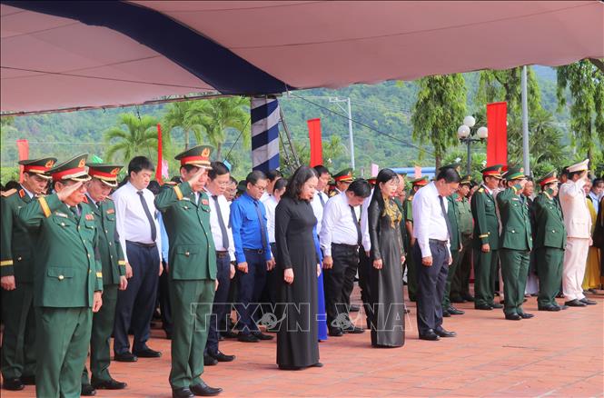 Bí thư Trung ương Đảng, Phó Chủ tịch nước Võ Thị Ánh Xuân và đại biểu dành mặc niệm tưởng nhớ các Anh hùng liệt sĩ quân tình nguyện, chuyên gia Việt Nam. Ảnh: Công Mạo-TTXVN