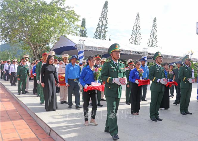 Bí thư Trung ương Đảng, Phó Chủ tịch nước Võ Thị Ánh Xuân và đại biểu truy điệu hài cốt liệt sĩ quân tình nguyện và chuyên gia Việt Nam tại Nghĩa trang Liệt sĩ Dốc Bà Đắc (phường Thới Sơn, tỉnh An Giang). Ảnh: Công Mạo-TTXVN