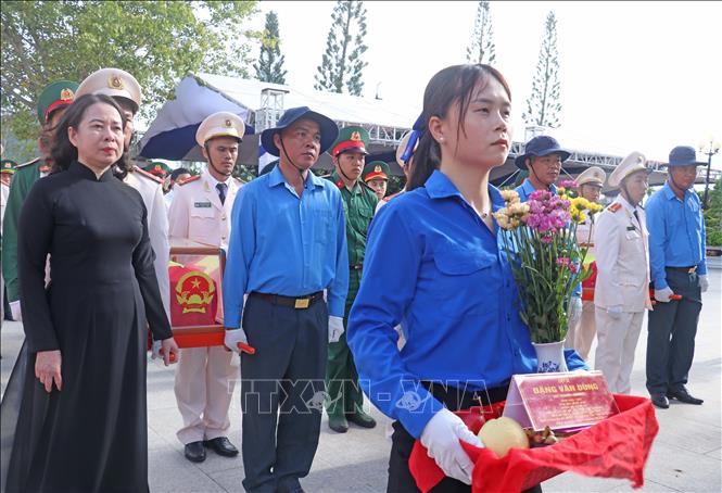 Bí thư Trung ương Đảng, Phó Chủ tịch nước Võ Thị Ánh Xuân và đại biểu truy điệu hài cốt liệt sĩ quân tình nguyện và chuyên gia Việt Nam tại Nghĩa trang Liệt sĩ Dốc Bà Đắc (phường Thới Sơn, tỉnh An Giang). Ảnh: Công Mạo-TTXVN