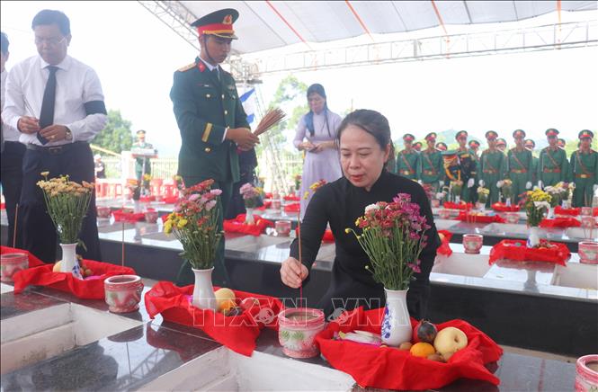 Phó Chủ tịch nước Võ Thị Ánh Xuân dâng hương tại các phần mộ của Anh hùng liệt sĩ quân tình nguyện và chuyên gia Việt Nam yên nghỉ tại nghĩa trang Liệt sĩ Dốc Bà Đắc (phường Thới Sơn, tỉnh An Giang). Ảnh: Công Mạo-TTXVN