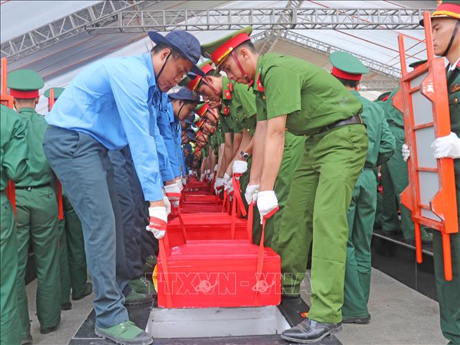 Các lực lượng chuyên trách thực hiện nghi thức cải táng hài cốt liệt sĩ quân tình nguyện và chuyên gia Việt Nam tại Nghĩa trang Liệt sĩ Dốc Bà Đắc (phường Thới Sơn, tỉnh An Giang). Ảnh: Công Mạo-TTXVN