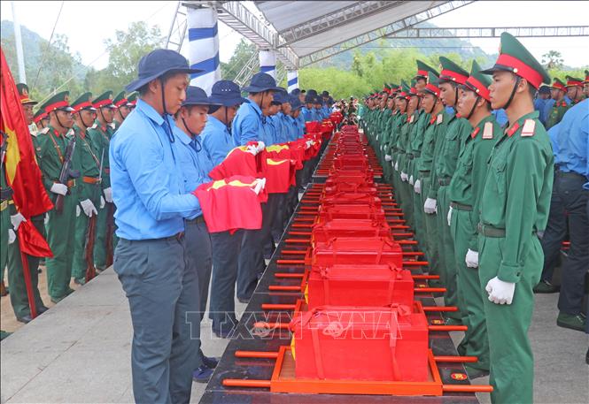 Các lực lượng chuyên trách thực hiện nghi thức cải táng hài cốt liệt sĩ quân tình nguyện và chuyên gia Việt Nam tại Nghĩa trang Liệt sĩ Dốc Bà Đắc (phường Thới Sơn, tỉnh An Giang). Ảnh: Công Mạo-TTXVN