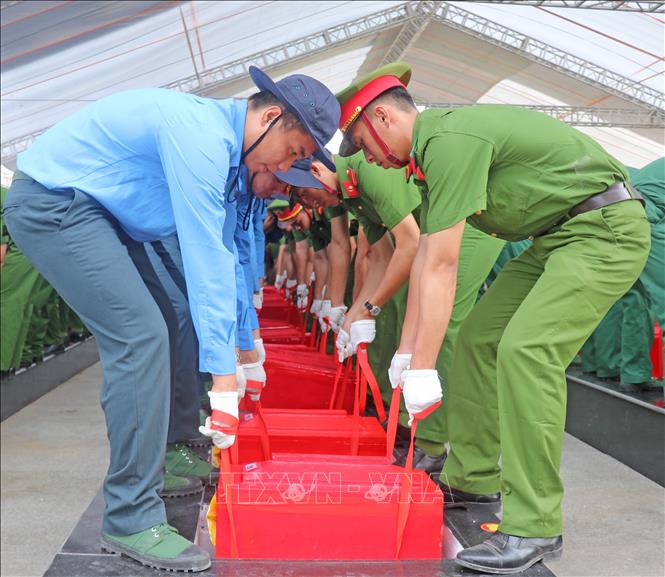 Các lực lượng chuyên trách thực hiện nghi thức cải táng hài cốt liệt sĩ quân tình nguyện và chuyên gia Việt Nam tại Nghĩa trang Liệt sĩ Dốc Bà Đắc (phường Thới Sơn, tỉnh An Giang). Ảnh: Công Mạo-TTXVN