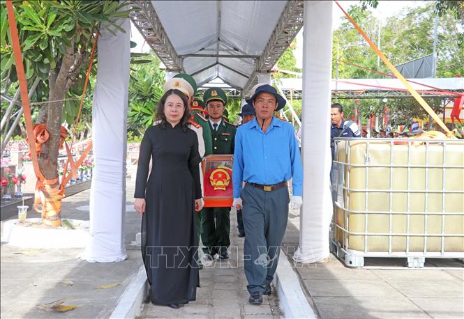 Bí thư Trung ương Đảng, Phó Chủ tịch nước Võ Thị Ánh Xuân truy điệu hài cốt liệt sĩ quân tình nguyện và chuyên gia Việt Nam tại Nghĩa trang Liệt sĩ Dốc Bà Đắc (phường Thới Sơn, tỉnh An Giang). Ảnh: Công Mạo-TTXVN