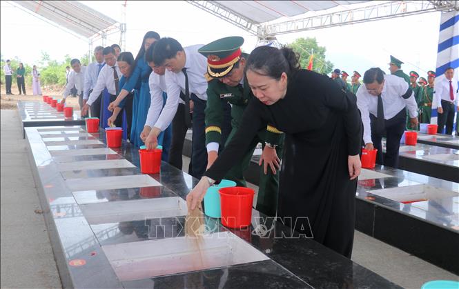 Phó Chủ tịch nước Võ Thị Ánh Xuân và đại biểu thực hiện nghi thức đưa tiễn các Anh hùng liệt sĩ quân tình nguyện và chuyên gia Việt Nam yên nghi tại nghĩa trang Liệt sĩ Dốc Bà Đắc (phường Thới Sơn, tỉnh An Giang). Ảnh: Công Mạo-TTXVN