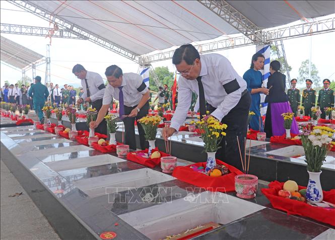 Lãnh đạo tỉnh An Giang dâng hương tại mộ phần của các Anh hùng liệt sĩ quân tình nguyện và chuyên gia Việt Nam yên nghỉ tại nghĩa trang Liệt sĩ Dốc Bà Đắc (phường Thới Sơn, tỉnh An Giang). Ảnh: Công Mạo-TTXVN