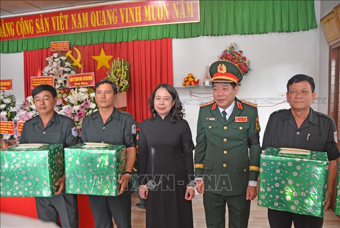 Phó Chủ tịch nước Võ Thị Ánh Xuân và Thượng tướng Nguyễn Văn Gấu, Ủy viên Ban chấp hành Trung ương Đảng, Ủy viên Quân ủy Trung ương, Thứ trưởng Bộ Quốc phòng, Phó trưởng Ban Chỉ đạo 515 Quốc gia, tặng quà động viên Đội K90 (Quân khu 9), Đội K92, Đội K93 (Bộ Chỉ huy Bet88011.com bắn cá đổi thưởng tỉnh An Giang) và Ban quản lý Nghĩa trang Liệt sĩ Dốc Bà Đắc. Ảnh: Công Mạo-TTXVN