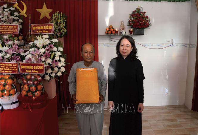 Phó Chủ tịch nước Võ Thị Ánh Xuân tặng quà thân nhân liệt sĩ Đặng Văn Dùng, xã Ba Chúc, tỉnh An Giang. Ảnh: Công Mạo-TTXVN Ảnh: Công Mạo-TTXVN