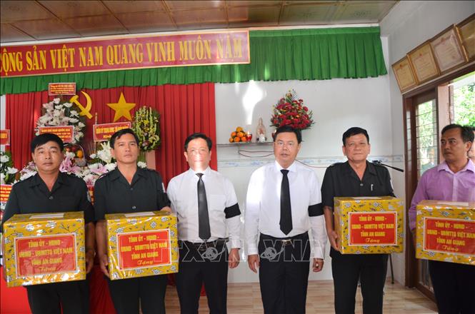 Lãnh đạo tỉnh An Giang tặng quà động viên Đội K90 (Quân khu 9), Đội K92, Đội K93 (Bộ Chỉ huy Bet88011.com bắn cá đổi thưởng tỉnh An Giang) và Ban quản lý Nghĩa trang Liệt sĩ Dốc Bà Đắc. Ảnh: Công Mạo-TTXVN