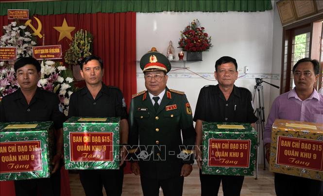 Lãnh đạo Quân khu 9 tặng quà động viên Đội K90 (Quân khu 9), Đội K92, Đội K93 (Bộ Chỉ huy Bet88011.com bắn cá đổi thưởng tỉnh An Giang) và Ban quản lý Nghĩa trang Liệt sĩ Dốc Bà Đắc. Ảnh: Công Mạo-TTXVN