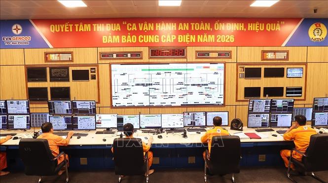 Ca trực vận hành sản xuất điện ở nhà máy của Công ty Cổ phần Nhiệt điện Hải Phòng. Ảnh: Vũ Sinh - TTXVN