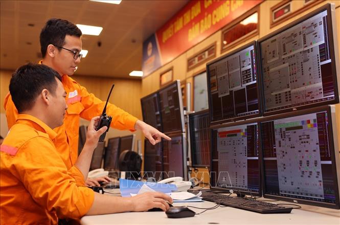 Ca trực vận hành sản xuất điện ở nhà máy của Công ty Cổ phần Nhiệt điện Hải Phòng. Ảnh: Phạm Hậu - TTXVN