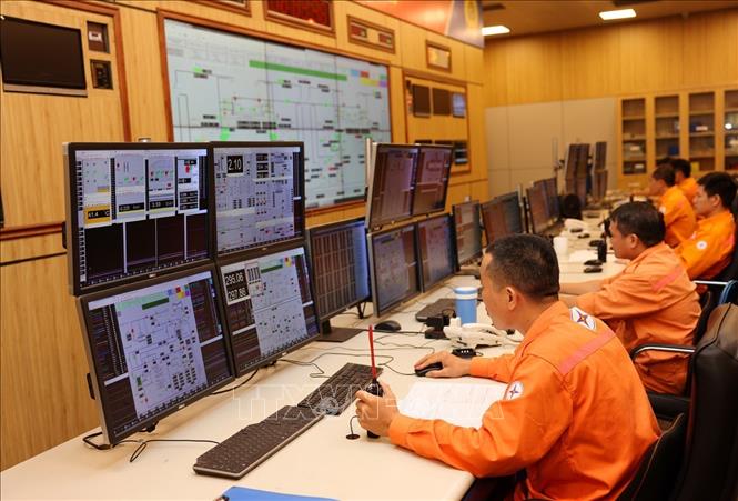 Ca trực vận hành sản xuất điện ở nhà máy của Công ty Cổ phần Nhiệt điện Hải Phòng. Ảnh: Phạm Hậu - TTXVN
