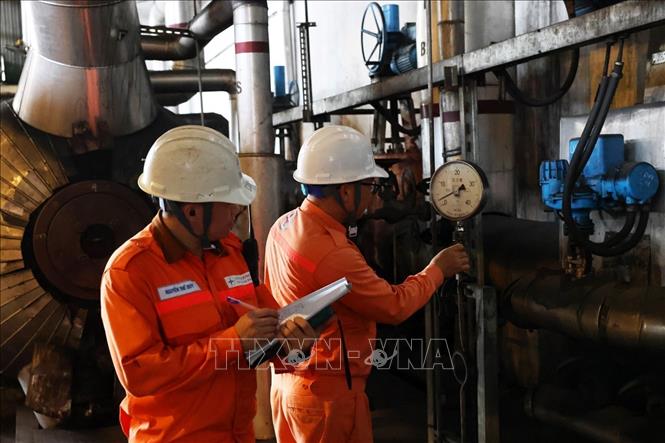 Giám sát, theo dõi nhiệt độ và áp suất của máy phát đang vận hành sản xuất điện ở nhà máy của Công ty Cổ phần Nhiệt điện Hải Phòng, phường Tam Hưng, thành phố Hải Phòng. Ảnh: Phạm Hậu - TTXVN