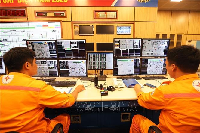 Ca trực vận hành sản xuất điện ở nhà máy của Công ty Cổ phần Nhiệt điện Hải Phòng. Ảnh: Vũ Sinh - TTXVN