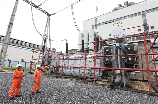 Kiếm tra an toàn trong trạm biến áp ở nhà máy đang vận hành sản xuất điện của Công ty Cổ phần Nhiệt điện Hải Phòng, phường Tam Hưng, thành phố Hải Phòng. Ảnh: Vũ Sinh - TTXVN