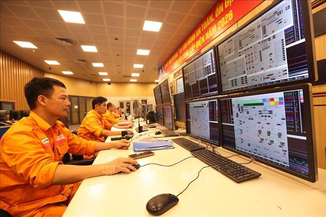 Ca trực vận hành sản xuất điện ở nhà máy của Công ty Cổ phần Nhiệt điện Hải Phòng. Ảnh: Vũ Sinh - TTXVN